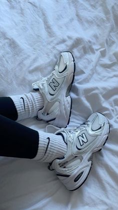 Cool Shoes Aesthetic, Girl Shoes Aesthetic, Sneaker Inspo Women, Best Shoes For Girls, Nb 530 Outfit, New Balance Shoes 530, Newbalance530 Outfit, Cute Aesthetic Shoes, Trendy Shoes 2023