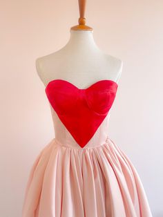 Vestido con top tipo bustier de razo con cintas ajustables en la espalda. Zipper en la falda. El tamaño y forma del corazón puede cambiar de acuerdo al tamaño de las copas y talla del vestido Variación de la foto: Corazón rojo y vestido rosa pastel Sorpresa! Esta prenda tiene bolsillos… pero ojo, amix, ¡no te pases! 🍬💄📱🚗 Una cosa es guardar tu gloss, otra muy distinta intentar meter toda tu vida en ellos. ¡Disfruta de la practicidad con estilo! Pink Strapless Dress With Built-in Bra, Strapless Satin Dress With Built-in Bra, Fitted A-line Dress With Built-in Bra, Corset Dress With Sweetheart Neckline And Built-in Bra, Sleeveless Party Dress With Bust Darts, Sweetheart Neckline Corset With Built-in Bra, Sleeveless Corset Dress With Fitted Bodice For Bridesmaid, Sleeveless Bridesmaid Corset Dress With Pleated Bodice, Strapless Sweetheart Neckline Dress With Corset Back