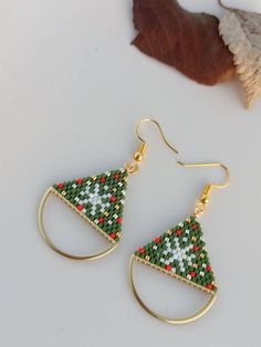 Each snowflake falling to the world is different from the other and has a unique beauty.  You can feel unique or express that someone you love (your lover, mother, friend or sister) is unique and very valuable to you by gifting this earring.  This snowflake earring, which I made with high quality Christmas-themed miyuki beads and brick stitch technique, is a wonderful handmade gift for Christmas with its green, red, silver, gold beads, half brass ring and gold-plated ear wire. These earrings are brick stitch woven with miyuki delica beads and strong thread to last a life time. Lightweight and comfortable, these earrings are suitable for everday use and complement any outfit Handmade Round Christmas Earrings, Handmade Gold Beaded Earrings For Christmas, Handmade Christmas Earrings With Round Beads, Beadwork Jewelry, Diy Seed Bead Earrings, Embroidered Hoop, Beaded Fringe Earrings, Beading Jewelery, Brick Stitch Earrings