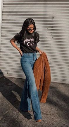 En Mujer de 10 te decimos como puedes lucir a la moda todo el año, checa estos 10 outfits boho chic para otoño que te van a encantar. #outfits #outfitsenotoño #temporadadefrio #BohoChic #Otoño #Moda #Belleza #Tendencia Flare Jean Outfit, Bootcut Jeans Outfit, Jeans Outfit Spring, Spring Jeans, Look Boho Chic, Looks Jeans, 70s Inspired Fashion