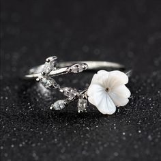 Elegant Silver Plated Flower Ring. Engagement Ring Adjustable Flower Ring Engagement, Crescent Ring, Glamour Jewelry, Shell Flowers, Wedding Rings Rose Gold, Vintage Style Jewellery, Party Girl, Flower Branch, Rings For Girls