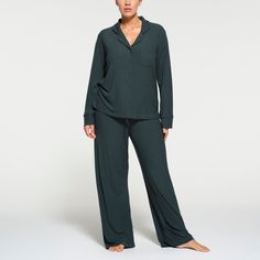 This classic top and matching pant make the perfect pajama set. Made with ultra soft modal rib fabric, the Sleep Top and Sleep Pant are a lightweight, comfortable sleep and loungewear option. | SKIMS Pajama Set | Green | Soft Lounge Green Lounge, Luxury Pajamas, Kim K Style, Lounge Robes, Sleep And Loungewear, Sleep Pants, Sleep Set, Satin Pajamas, Lounge Shorts