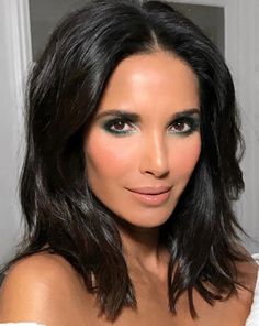 Padma Lakshmi green eyeshadow makeup look and medium length hair with messy waves hair style Messy Waves Hair, Waves Curling Iron, Medium Length Hair Color, Olive Skin Makeup, Green Eyeshadow Look, New Hair Do, Tom Cat, Green Eyeshadow