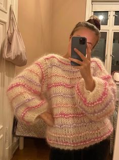 Chunky Jumpers Uk, Cheap Cute Knitting Pattern, Aesthetic Knitting Ideas Easy, Knit Inspo Aesthetic, Mohair Knitting Patterns, Beginner Knit, Knitted Fashion, Beginner Knitting Pattern, Beginner Knitting