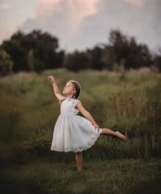 Outdoor Ballet Photography, Outdoor Dance Photography, Whimsical Photoshoot, Dance Photo Shoot, Dance Photography Poses, Tulle Flower Girl, Foto Baby, Ballet Photography