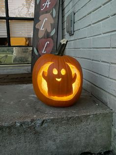 a carved pumpkin sitting on top of a step