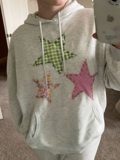 Hand Sewed Clothes, Embroided Hoodies Ideas, Clothes Accessories Ideas, Embroider Shirt Ideas, Diy Stitching Clothes, Things To Sew As A Beginner, Handmade Sweatshirt, Hoodie Crafts, Hoodie Decoration Diy