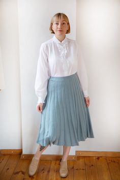 This vintage pleated A-line skirt in light-washed blue boasts timeless elegance. Crafted from high-quality fabric with a comfortable lining, it features a stretchy waist for the perfect fit. Perfect for both casual and dressy occasions, it's a versatile addition to any wardrobe. MEASUREMENTS -Model usually wears size M and is 168 height. -Length: 73 cm / 28.7 inch -Waist: 32 cm / 12.5 inch -Waist, when stretched fully: 46 cm / 18.1 inch Condition:  excellent vintage condition Please note that th Classic Cotton Pleated Skirt With Accordion Pleats, Fitted Accordion Pleats Daywear Skirt, Fitted Accordion Pleated Skirt For Daywear, Fitted Accordion Pleats Pleated Skirt For Daywear, Classic Cotton Pleated Lined Skirt, Classic Daywear Pleated Skirt, Classic Tiered Skirt For Spring, Classic Blue Pleated Skirt For Spring, Pleated Flared Daywear Skirt