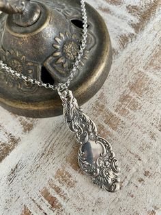 Dainty antique sterling silver plated spoon necklace.  Measures 50mm bc and has a flower and shell motif design.  Free shipping! Cutlery Crafts, Silver Spoon Jewelry, Silverware Crafts, Flatware Jewelry, Silverware Art, Pallet Walls, Vintage Jewelry Ideas, Big Spoon, Spoon Necklace