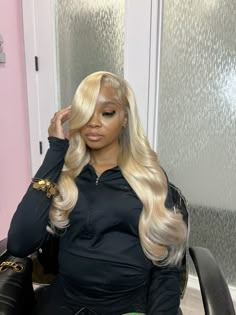 Wig Fall Colors, 316 Blonde Wig, Blonde Wig Styles For Black Women, Blonde Wig Install Black Women, Dark Skin Blonde Wig, Blonde Wig On Brown Skin, Honey Blonde Hair On Black Women Wig, Blonde Wig Hairstyles For Black Women, Blond Wig Black Women