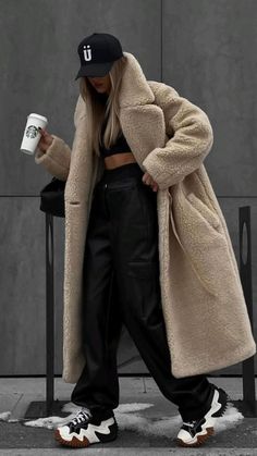 New York Winter Outfit, Street Style 2022, Winter Outfits Street Style, York Outfits, November Outfits, Leather Pants Black, New York Outfit, Basic Wardrobe, Look Plus Size