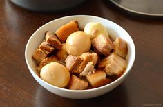 Thịt Kho - Vietnamese Braised Pork with Eggs Thit Kho Recipe, Vietnamese Food Recipes, Vietnamese Egg Rolls, Caramelized Pork, Vietnamese Pork, Cambodian Food, Egg Roll Recipes