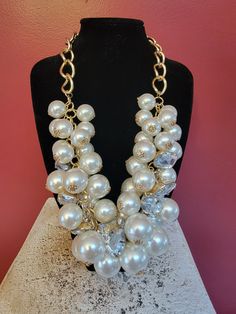 Add a touch of vintage glam to your look with this stunning necklace featuring large faux pearls and sparkling faux diamond accents. The white pearl necklace adjusts between 17-20 inches in length and perfectly complements any outfit. Ideal for any occasion, this necklace is sure to make you stand out in a crowd. Vintage Collectibles #00185 Glamorous Gold Pearl Necklace, Glamorous Pearl Jewelry With Pearl Chain, Glamorous Pearl White Jewelry With Pearl Chain, Pearl Drop Costume Jewelry Necklace For Party, Pearl Drop Costume Jewelry Necklaces For Party, Costume Jewelry Pearl Drop Necklaces For Party, Glamorous White Pearl Chain Necklace, White Pearl Necklace Costume Jewelry, White Pearl Chain Necklace Costume Jewelry