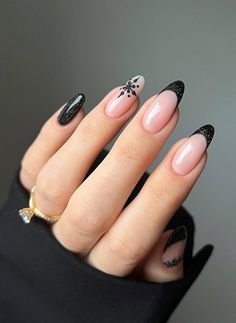 New Years Nail Designs, Nail Colors Winter, Winter Nail Designs, New Year's Nails, Xmas Nails, Black Christmas, Christmas Nail Designs