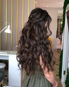 Hi there! Prepared to look amazing for prom? We've put together the ultimate prom hairstyle guide, complete with 51 gorgeous looks that are ideal for people with mid-length hair. We have the ideal updo ideas to make you look amazing on your big night, whether you want modern vibes, classic elegance, or a combination of the two. It's eminence meets Mean Girls. Simple Prom Hair, Quince Hairstyles, Long Hair Wedding Styles, Prom Hairstyles For Long Hair, Wedding Hair Makeup, Bridesmaid Hairstyles, Hairdo For Long Hair, Long Wavy Hair, Easy Hairstyles For Long Hair