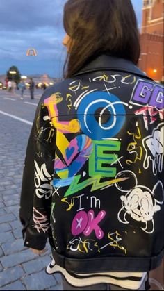 Jean Jacket Diy, Ropa Upcycling, Painted Leather Jacket, Graphic Jackets, Fabric Drawing, Denim Art, Artsy Outfit