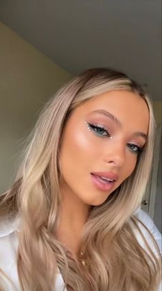 Jewels On Eyes Makeup, Makeup Inspo Concert, Glitter Make Up Festival Ideas, Coachella Makeup Looks, Fun Prom Makeup, Edm Concert Makeup, Make Up With Rhinestone, Make Up Con Strass, Festival Gems On Face