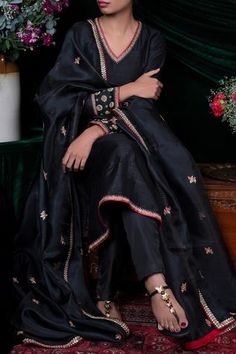 Shop for Shimai Jayachandra Black Degummed Raw Silk Zardozi Embroidered Kurta Set for Women Online at Aza Fashions Embroidery Zardozi, Kurta Set For Women, Silk Kurti, Kurti Designs Party Wear, Boutique Dress Designs, Embroidery Designs Fashion, Kurta With Pants, Manish, Embroidery Suits