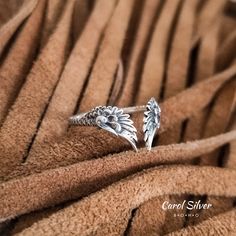 Wings of Ícarus Ring. -Material: 925 Sterling solid silver. Gentle on sensitive skin. -Adjustable size available. Ideally for sizes medium: 7 US - 8 US & 9 US.📏  -Front face height: 12 mm. -High quality jewel. Stamped 925 silver. -Handmade 🤲🏻 Embrace celestial beauty with our sterling silver 925 adjustable angel wings ring, delicately crafted to encircle your finger with ethereal grace. This stunning piece features intricately detailed angel wings that elegantly rest at the front, creating a captivating and angelic look. Perfect for adding a touch of heavenly charm to any outfit, this ring is a meaningful symbol of protection and guidance. Treat yourself or a loved one to this exquisite piece of angelic jewelry today! If you want to wear super curious and original silver necklaces, we a Angelic Jewelry, Pegasus Wings, Angel Wings Ring, Phoenix Wings, Wings Ring, Angel Wing Ring, Angel Ring, Silver Angel Wings, Angel Sculpture