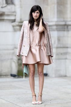 Valentina Siragusa's soft Spring neutrals. #Streetstyle at Paris Fashion Week #PFW Pastel Pink Dress, Lantern Dress, Pfw Street Style, Blush Dress, Street Style Blog, Paris Fashion Week Street Style, Street Style Paris, Street Style Chic, Street Style Inspiration