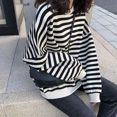 This is perfect for those who are looking for a clothing for a good price. It is fashionable, stylish, and it will look great on anyone who wears it. Do you wanahavit? Pullover Mode, Loose Outfit, Matches Fashion, Spring Tops, Cotton Hoodie, Sweater Fashion, Long Sleeve Casual, Neck Shirt, Fashion Tees