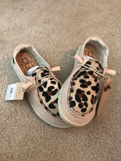 These are a preorder, please allow 3-4 weeks before shipping Light pink genuine Hey Dudes, Cheetah print cowhide Womens sizes Cute Hey Dudes, Hey Dude Shoes Women, Country Shoes, Bota Country, Western Shoes, Western Wear Outfits, Looks Country, Cute Country Outfits, Western Style Outfits