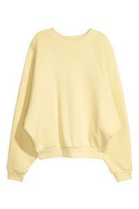 Sweatshirt Outfit Oversized, Oversized Sweatshirt Outfit, Outfit Oversize, Upcycle Sweatshirt, Tokyo Street Fashion, Sweatshirt Oversized, Trendy Hoodies, Oversized Outfit, Yellow Sweatshirt