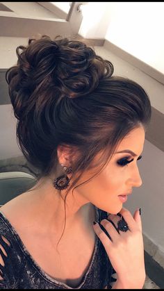 Coque ondulado com topete Updos For Long Brown Hair, Memorial Wedding, Mother Of The Bride Hair, Updo Hairstyle, Hairstyle Women