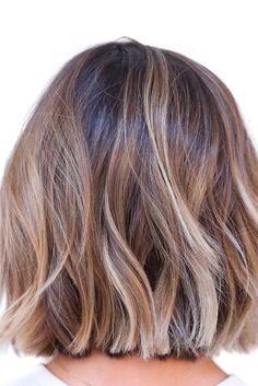 Beautiful Medium Bob Haircuts ★ See more: http://lovehairstyles.com/beautiful-medium-bob-haircuts/ Rambut Brunette, Medium Bob Haircut, Short Ombre Hair, Choppy Bob Hairstyles, Caramel Highlights, Balayage Hair Blonde, Short Straight Hair, Short Hair Balayage, Short Hair Color