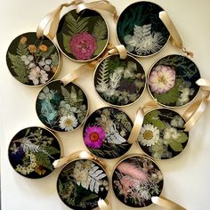 a bunch of plates with flowers on them are arranged in the shape of a circle