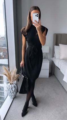 Lawyer Fashion Women, Professional Dresses For Work, Women Office Outfits, Work Dresses Outfits, Black Work Dresses, Women Professional Attire, Black Dress Style, Chic Black Dress, Classic Style Outfits