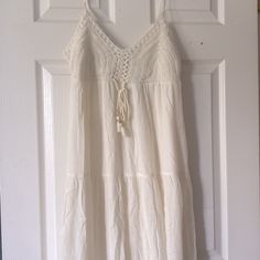 Size Small. Never Been Worn. Maxi Dress. Cream Midi Dress With Lace Trim For Vacation, Casual Off-white Sundress For The Beach, Off White Summer Sundress For The Beach, Off White Casual Sundress For The Beach, Casual Off White Midi Dress For Vacation, Casual Off White Beach Sundress, Cream Midi Dress With Lace Trim For Beach, Off White Summer Mini Dress For Vacation, Off White Sundress Midi Dress For Vacation