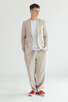 Regular-fit, single-breasted jacket in linen fabric. Narrow, notched lapels, a decorative buttonhole, and two buttons at front. A chest pocket, flap front pockets, and two inner pockets. Decorative buttons at cuffs. Lined. Fabric made from linen is breathable, looks great when ironed or wrinkled, and softens over time. FEATURES Name: Smarinda linen jacket Color in the picture: beige Decor: plain Material: linen Length: regular length Clasp: buttons Collar: with lapels Fit: regular fit Features: Beige Linen Blazer With Welt Pockets, Linen Sport Coat With Suit Collar And Pockets, Casual Linen Sport Coat With Suit Collar, Beige Linen Blazer For Business Occasions, Beige Linen Blazer With Single Button, Beige Linen Blazer With Suit Collar, Casual Linen Suit With Single Button, Beige Linen Suit With Lapel Collar, Single Breasted Linen Sport Coat