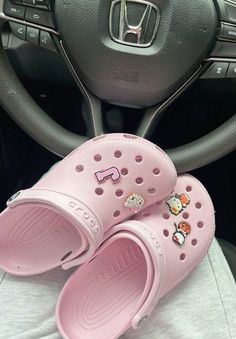 Men Crocs, Room Organization Bedroom, Clogs For Women, Pink Crocs, Crocs Fashion, Makeover Bedroom, Dr Shoes