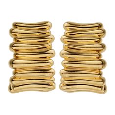 An intriguing set of Tiffany & Co earrings showcasing an overlapping yellow gold design. The earrings have a length of .78" and .55" wide. Tiffany Co Earrings, Tiffany And Co Earrings, Earring Inspo, Yellow Gold Drop Earrings, Vintage Gold Earrings, Ancient Jewellery, Vintage Inspired Jewelry, Yellow Gold Earrings, Tiffany Jewelry