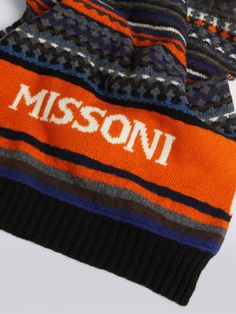 Jacquard wool scarf with logo: let yourself be captivated by the new Missoni Scarves & Foulards collection. Shop online! Missoni Scarf, Beach Towel Gift, Beachwear Collection, Beach Wear Men, Elegant Man, Special Occasion Outfits, Beachwear For Women, Wool Scarf, Kids Beachwear