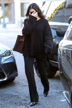 April 2024 Street Style Womens Cap Outfit, Kylie Jenner Street Style 2024, Kendall Jenner Sweatshirt, Kendall Jenner Turtleneck, Kylie Jenner Street Style Casual, Kendall Jenner 2024 Street Style, Kylie Jenner 2024 Outfits, Kendall Jenner Street Style 2024, Kendall Jenner Style 2024