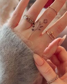 Tatuagens delicadas nas mãos de mulheres: ideias e inspirações - Página 2 de 3 Finger Tattoo For Women, Hand And Finger Tattoos, Petite Tattoos, Tasteful Tattoos, Hand Tattoos For Women, Wrist Tattoos For Women, Small Hand Tattoos, Classy Tattoos, Dainty Tattoos