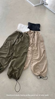 Woman Cargo Pants, Pantalon Parachute, Cargo Pants Fashion, Everyday Fashion Outfits, Tomboy Style Outfits, Fashion World, Tomboy Fashion