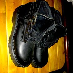 Doc Martens Size 10 Never Worn Padded Collar Boot Black Boots Doc Martens, Black Mens Boots, Shoes Doc Martens, Grunge Shoes, Black Boots Men, Punk Boots, Dr Martens Black, Mens Boots Fashion, Fit Ideas