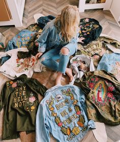 Jacket Diy, Walking Art, Ropa Upcycling, Vintage Style Jacket, Diy Denim Jacket, Mode Hippie, Painted Denim Jacket, Diy Jacket, Art Stand