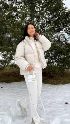 Outfit With Puffer Jacket, White Puffer Coat Outfit, White Puffer Outfit, Puffer Jacket Winter Outfit, Puffer Jacket Outfit Women, Cream Jacket Outfit, White Puffer Jacket Outfit, Puffy Jacket Outfit, Style Inspo Winter