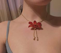 Simple Flower Necklace, Jewelry Flowers, Flower Necklace Aesthetic, Real Orchid Jewelry, Flower Gold Necklace, Fresh Flower Jewelry, Red Flower Necklace, Flower Necklace Gold, Orchid Jewelry