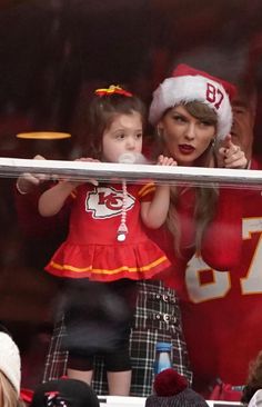 Taylor swift Travis Taylor, Taylor Swift Fotos, Photos Of Taylor Swift, Chiefs Game, Taylor Swift Fan Club, Estilo Taylor Swift, Taylor Swift Cute, Swift Photo, Taylor Swift Funny