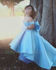 Looking for in Stretch Satin, Ball Gown style, and elegant Bow work Babyonlinewholesale has all covered on this unique Off the shoulder Sky Blue High Low Flower Girl Dresses. Kids Gowns, Kids Flower Girl Dresses, Flower Girl Dresses Blue, Satin Flower Girl Dress, Princess Flower Girl Dresses, Blue Ball Gowns, Girls Blue Dress, Marine Uniform, First Communion Dresses