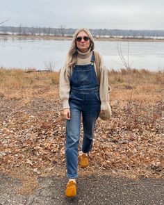 Overalls And Chelsea Boots, Overalls With Sweater Outfit, Overalls Outfit Jeans, Warm Overalls, Blue Jean Overalls Outfits Winter, Womens Cold Weather Shoes, Jean Overalls Outfit Winter, Sweater With Overalls, Overalls In The Winter