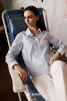 Achieve effortless fall style with our Classic Tailored Shirt in Oxford Blue. Whether it's for work or casual outings, this shirt is ready to wear and will elevate your fall work outfit. Explore its versatility and shop for timeless fashion. Effortless Style Fall, Fall Work Outfit, Summer Work Outfit, Band Collar Blouse, Minimalist Wardrobe Essentials, Capsule Wardrobe Pieces, Chic Business Casual, Business Casual Summer, Summer Sweatshirt