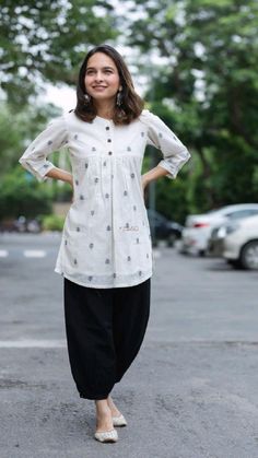 Casual Kurtas Women, Kurta Casual Outfit, Short Kurti With Salwar, Kurta Styles For Women, Cotton Kurta Designs, Cotton Tops Designs, Kurtas For Women, Tandoori Masala