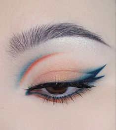 Graphic Liner Looks For Hooded Eyes, Blue Liner Makeup Look, Blue And Orange Makeup, Creative Eye Makeup Ideas, Cool Eye Makeup, Cute Eye Makeup, Doll Eye Makeup, Rave Makeup, Ethereal Makeup