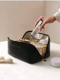 [Bolsa Cosmeticos Multifuncional]Las cosmetiquera no solo se pueden usar a diario para almacenar cosméticos y productos para el cuidado de la piel, artículos de tocador, joyas, llaves y tarjetas, etc., lasneceser de viaje de gran capacidad también pueden contener todos los artículos de tocador y cosméticos que necesita para viajar al mismo tiempo. Es adecuado para viajes cortos, viajes de negocios y actividades al aire libre. [Materiales de Alta Calidad]El bolsas maquillaje está hecho de cuero P Large Toiletry Bag, Toiletry Bag Women, Cosmetic Bag Organization, Leather Cosmetic Bag, Handbag Organization, Toiletries Organization, Travel Toiletries, Makeup Bags Travel, Travel Cosmetic Bags